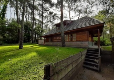 CASA 4 AMBIENTES VENTA CARILO CERCA DEL GOLF